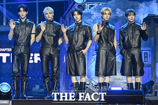 그룹 투모로우바이투게더의 수빈과 휴닝카이, 범규, 연준, 태현(왼쪽부터)이 21일 오후 서울 동대문구 경희대학교 평화의전당에서 열린 별의장:TOGETHER 발매 기념 쇼케이스에 참석해 포즈를 취하고 있다. /장윤석 기자