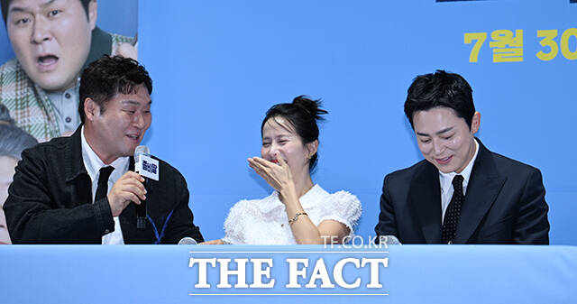 윤경호 이거 준비한거야? 빵 터진 기자간담회.