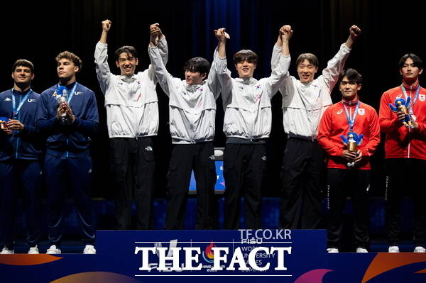 2025 라인-루르 하계세계대학경기대회 펜싱 남자 사브르 단체전 시상대 중앙 왼쪽에서부터 황희근, 임재윤, 박정호, 박상원 /대전시체육회