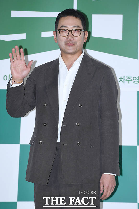 배우 하정우가 팬과 소통하던 중 남긴 댓글로 인해 논란에 휩싸인 가운데 사과했다. /장윤석 기자