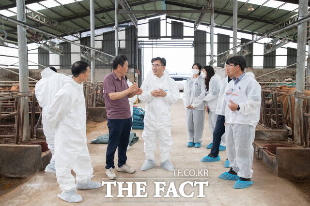 임기순 국립축산과학원장이 임실군 오수면 한우농장을 방문하고 피해 상황을 점검했다. /농촌진흥청