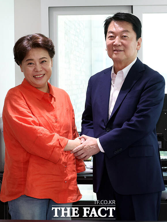 국민의힘 당권 주자 안철수 의원(오른쪽)과 윤희숙 혁신위원장이 21일 오후 서울 여의도 국민의힘 중앙당사에서 만나 당 혁신안 관련 면담에 앞서 악수를 하고 있다. /남윤호 기자