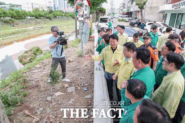 윤호중 행안부 장관이 20일 당진천 차수벽·차수매트 현장을 확인하고 있다. /당진시
