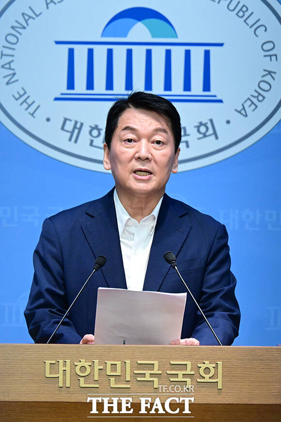 안철수 의원은 이날 당대표에 출마를 선언한 김문수 전 고용노동부 장관을 향해 친길 당대표가 되려하는 거냐며 강도 높은 비판을 쏟아냈다.
