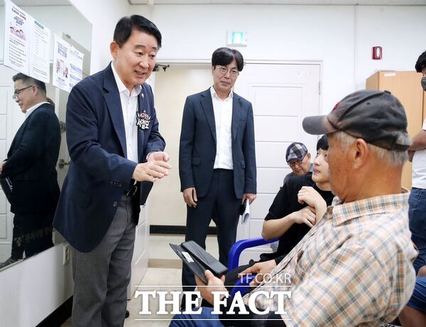 서철모 대전 서구청장이 21일 민생회복 소비쿠폰 발급 현장인 관저동 행정복지센터를 찾아 방문한 주민들에게 지급 방법 등을 설명하고 있다./대전 서구