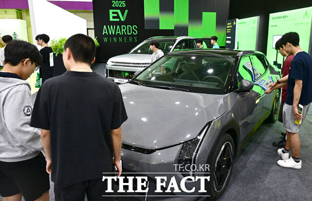 21일 카이즈유데이터 연구소에 따르면 올해 상반기 국내 전기차 신차 등록 대수는 9만3569대로 전년 동기(6만5557대) 대비 42.7% 증가했다. 전기차 전시회 EV트렌드코리아 2025. /이새롬 기자