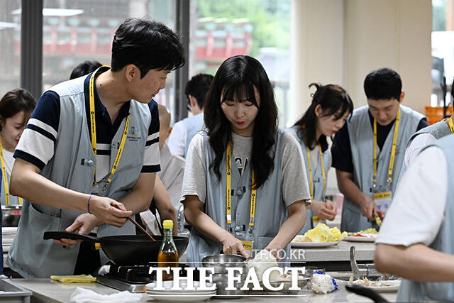 함께 요리하는 참가자들.