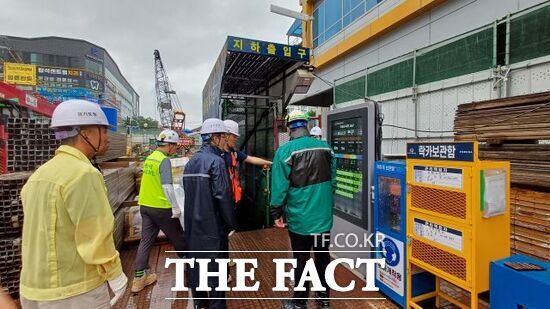 경기도 관계자들이 지난 18일 도봉산~옥정 철도건설 현장을 찾아 폭우 및 폭염대비 점검을 실시하고 있다./경기도