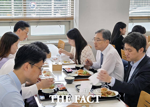 조현 신임 외교부 장관(오른쪽 두 번째)이 21일 오후 서울 종로구 외교부 구내 식당에서 직원들과 함께 점심 식사를 하고 있다. /임영무 기자