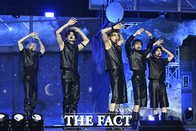 투모로우바이투게더가 21일 오후 서울 동대문구 경희대학교 평화의전당에서 열린 별의장:TOGETHER 발매 기념 쇼케이스에 참석해 타이틀곡 Beautiful Strangers 무대를 펼치고 있다. /장윤석 기자