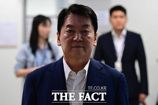 당대표 출마를 선언한 안철수 국민의힘 의원이 21일 오전 서울 여의도 국회 소통관에서 기자회견에 나서고 있다. /국회=남윤호 기자