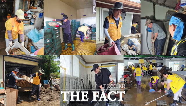 수해 현장에 나가 피해 복구에 나선 아산시의원들 사진 /아산시의회