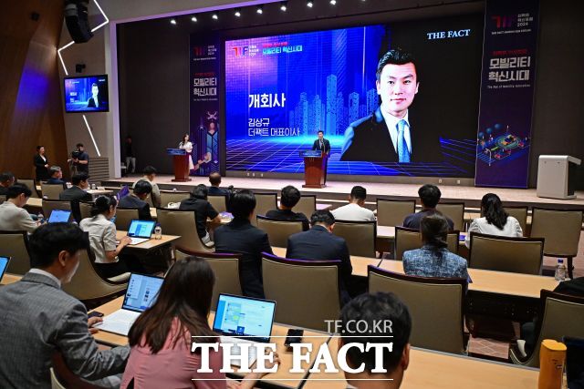 신개념 대중 종합지 더팩트는 오는 8월 26일 오후 3시 여의도 중소기업중앙회에서 제1회 미래 전략 포럼 <새 시대, 미래를 여는 K‑3대 전략>을 개최한다. 사진은 김상규 더팩트 대표이사가 지난해 8월 서울 여의도 한국거래소 컨퍼런스홀에서 열린 더팩트 혁신포럼에 참석해 개회사를 하고 있는 모습. /더팩트 DB