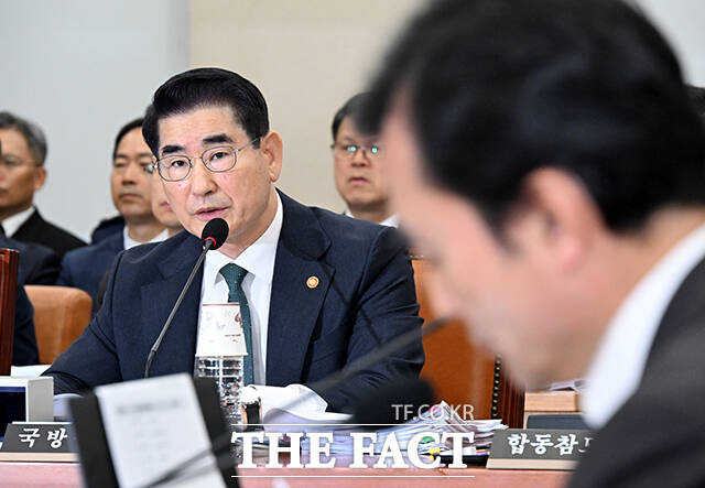 내란 사건을 수사하는 조은석 특별검사팀과 김용현 전 국방부 장관 측이 법원 하계 휴정기에 재판을 진행할지를 두고 공방을 이어갔다. 김 전 장관이 지난해 10월 서울 여의도 국회에서 열린 국방위원회의 국방부에 대한 종합 국정감사에 참석해 질의에 답변을 하고 있다. /국회=배정한 기자