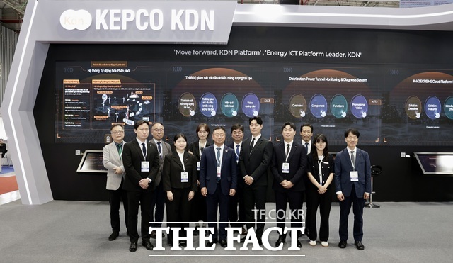 한전KDN이 지난 16일부터 18일까지 베트남 호치민에서 열린 VIETNAM ELECS 2025에 참가해 기념사진을 찍고 있다. /한전KDN