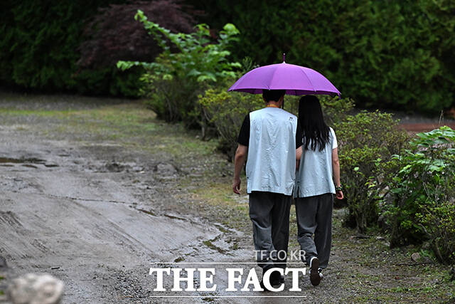 참가자들이 휴식 시간을 이용해 산책하고 있다.