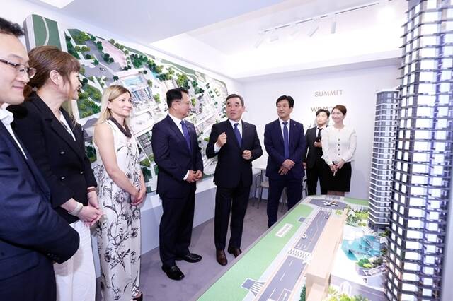 김보현 대우건설 사장이 개포우성7차 홍보관 오픈을 하루 앞두고, 사전 점검차 홍보관을 찾아 발언을 하고 있다. /대우건설