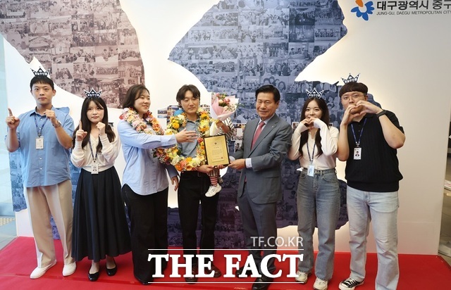 대구 중구청이 21일 인구 10만 명 회복 기념 행사를 열고 10만 번째 전입한 가족에게 전입 명패와 꽃다발, 기념품을 전달하고 있다. /대구 중구청