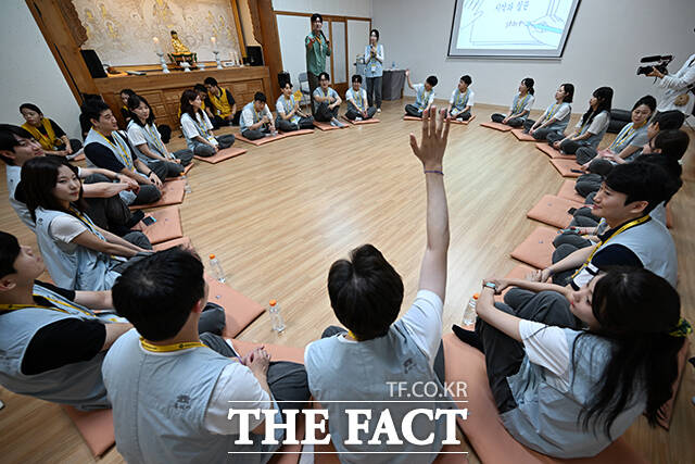 레크리에이션 시간에 한 남성 참가자가 여성 참가자에게 질문을 하고 있다.