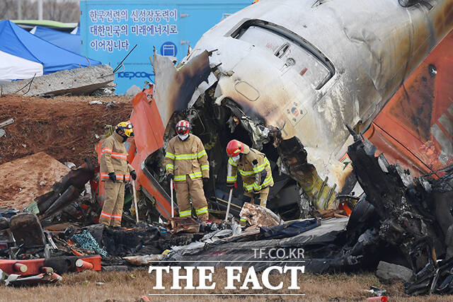제주항공조종사노동조합은 20일 성명을 내고 항공기 사고는 단일 원인에 의해 발생하는 사건이 아니라, 다양한 기여 요인이 복합적으로 작용하여 발생하는 사건이라며 조종사에게 책임을 전가하려는 사조위의 악의적 프레임 씌우기를 단호히 거부한다고 밝혔다. /무안=장윤석 기자