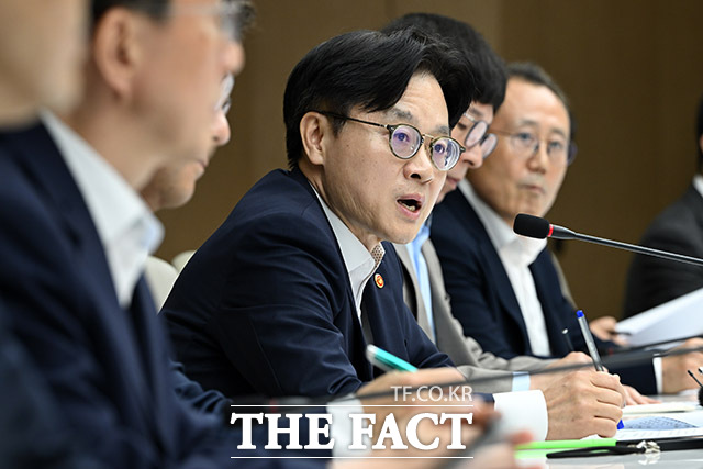 김정관 산업통상자원부 장관(가운데)이 21일 서울 중구 대한상공회의소에서 열린 경제단체 및 업계와의 대미 통상 긴급점검회의에서 모두발언을 하고 있다. /남용희 기자