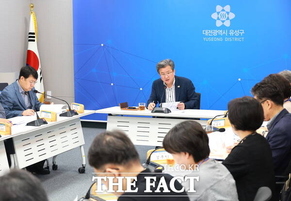 정용래 유성구청장이 21일 열린 간부회의에서 강조 사항을 전달하고 있다. /대전 유성구