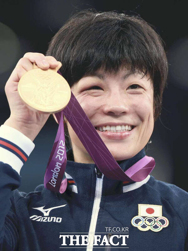 일본 열도가 인간승리의 드라마로 감동을 안겼던 레슬링 금메달리스트의 갑작스러운 사망 소식에 충격에 잠겼다. 21일 일본 더 재팬 타임스 등의 보도에 따르면 2012 런던올림픽 레슬링 48kg급에서 금메달을 딴 오바라 히토미가 44세의 나이로 세상을 등졌다. 유족 측의 요청으로 사망 원인과 세부 사항은 비공개됐다. /일본 외신 더 재팬 타임