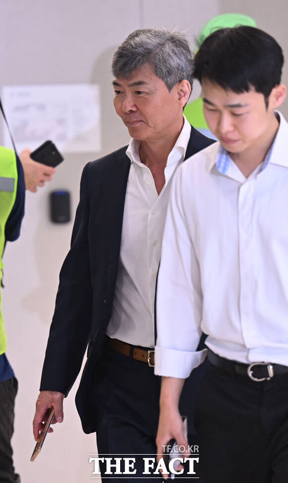 이종호 전 블랙펄인베스트 대표가 21일 오전 서울 종로구 KT광화문빌딩 웨스트에 마련된 김건희 여사 관련 의혹 수사 중인 민중기 특별검사팀 사무실로 출석하고 있다. /이새롬 기자