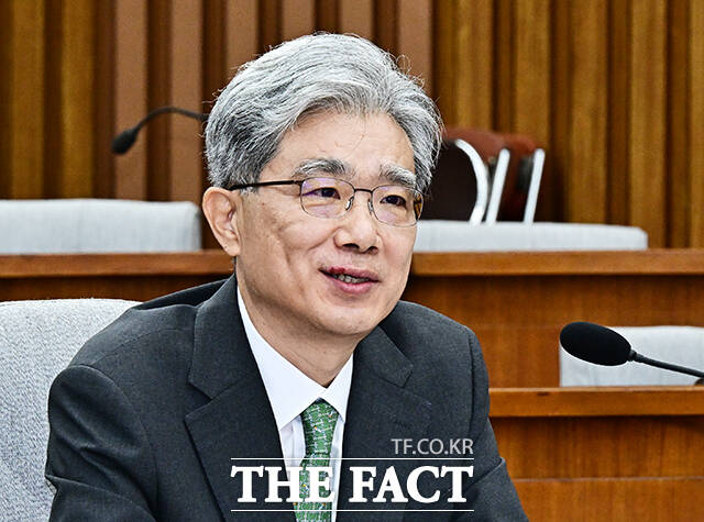 김상환 헌법재판소 재판관 겸 헌법재판소장 후보자가 21일 오전 서울 여의도 국회에서 열린 인사청문회에 참석해 질의에 답변을 하고 있다. /국회=배정한 기자