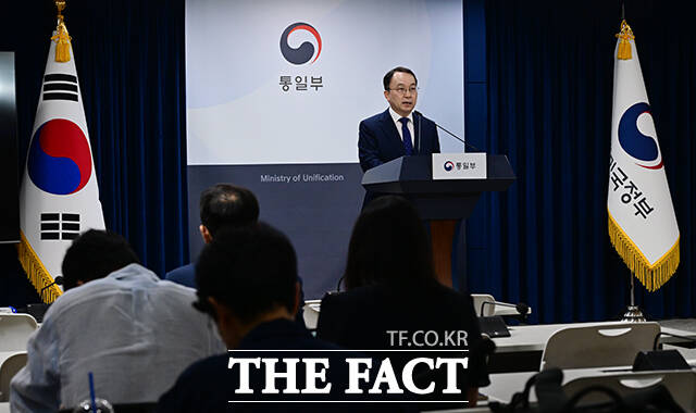 통일부는 21일 북한 개별관광 허용을 검토하고 있다는 보도와 관련해 한반도 긴장 완화와 남북 관계 개선을 목표로 대북 정책을 수립·추진하고 있다고 밝혔다. 남북관계 개선 차원에서 우리 국민이 북한을 개별적으로 방문하는 방안을 고려 중이라는 의미로 풀이된다. /임영무 기자