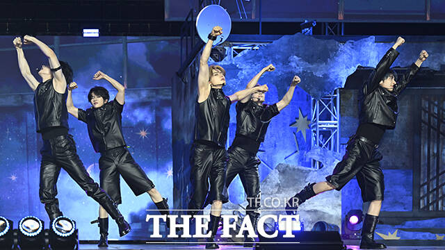 그룹 투모로우바이투게더가 21일 오후 서울 동대문구 경희대학교 평화의전당에서 열린 별의장:TOGETHER 발매 기념 쇼케이스에 참석해 타이틀곡 Beautiful Strangers 무대를 펼치고 있다. /장윤석 기자