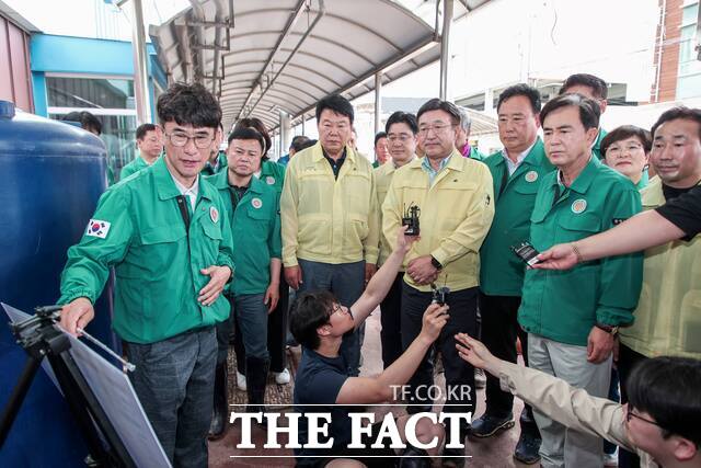 황침현 당진시 부시장이 20일 수해 현장을 방문한 윤호중 행안부 장관에게 재난 상황을 브리핑하고 있다. /당진시