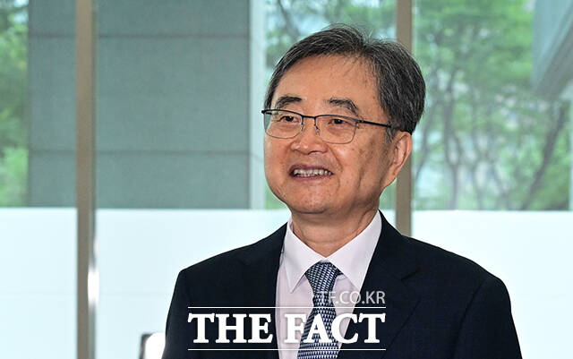 조현 신임 외교부 장관이 21일 오전 서울 종로구 외교부 청사로 첫 출근해 취재진의 질문에 답변을 하고 있다. /임영무 기자