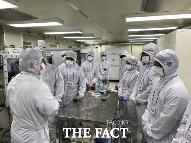 국립한밭대의 반도체 8대 공정 이해와 실습 심화과정에 참여한 학생들이 반도체 공정 실습에 앞서 설명을 듣고 있다. /한밭대