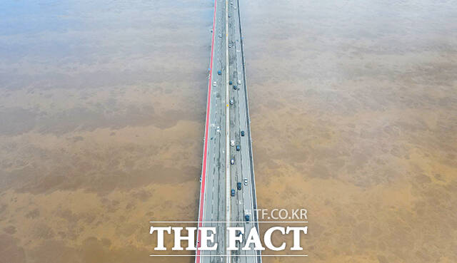 중부지방의 집중호우가 이어진 20일 오후 서울 영등포구 서강대교 아래 한강이 흙탕물로 변해 있다. /박헌우 기자