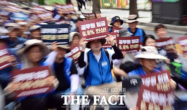 공무원노동조합총연맹(공노총)이 21일 오후 서울 종로구 정부서울청사 앞에서 공무원 임금인상 쟁취 3차 간부결의대회를 열고 구호를 외치고 있다. /임영무 기자