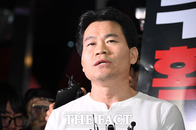 국민의힘 당권주자들이 극우세력과 결별을 두고 신경전을 벌이고 있다. 사진은 윤석열 전 대통령 탄핵 반대 집회를 주도하고 부정선거론을 주장하는 한국사 강사 출신 전한길 씨. 그는 최근 국민의힘 입당해 논란의 중심에 섰다. /장윤석 기자