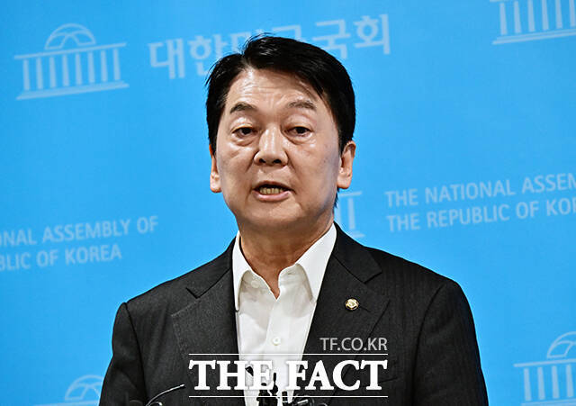 안철수 국민의힘 의원이 21일 국회에서 기자회견을 열고 부정선거론자 등을 수용하자고 제안한 김문수 전 고용노동부 장관을 비판했다. /배정한 기자