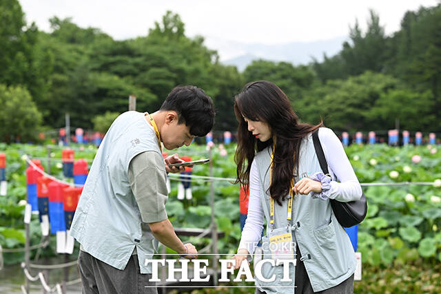 참가자들이 마지막 산책 데이트를 하며 사진을 찍고 있다.