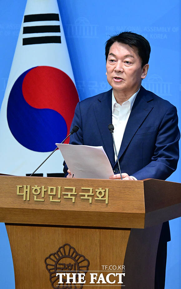 이날 소통관을 찾은 안철수 의원이 또 다른 후보인 김문수 전 고용노동부 장관을 비판하는 기자회견을 열고 있다.