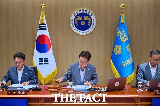 이재명 대통령이 16일 용산 대통령실에서 주재한 제31회 국무회의에서 의사봉을 두드리고 있다. /대통령실