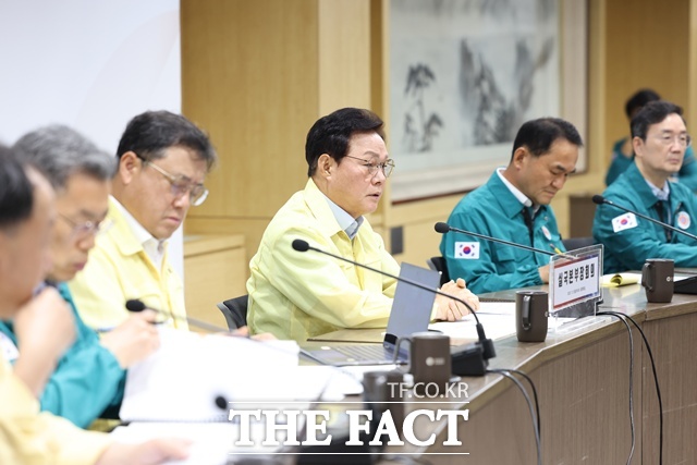 박완수(가운데) 경남도지사가 21일 최근 집중호우와 관련 실국본부장 회의를 갖고 재난 대응 체계의 전면적인 재정비를 강조했다. /경남도