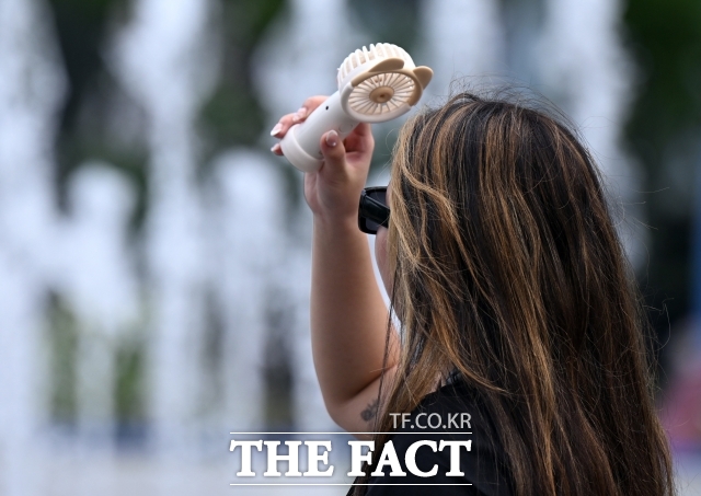 주말 사이 내린 폭우에 이어 21일 전국적 무더위가 이어질 전망이다. 낮 동안 이어진 폭염은 밤에도 이어져 서쪽 지역과 해안 중심으로 당분간 열대야가 지속되겠다./ 더팩트DB