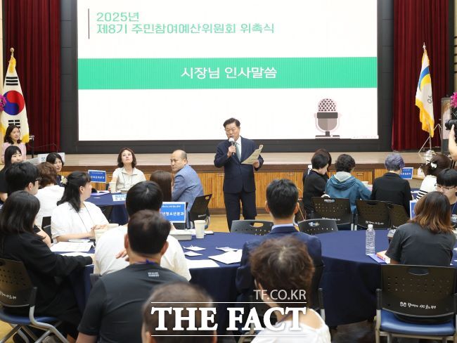 박승원 광명시장이 주민참여예산위원회 위촉식에서 인사말을 하고 있다./광명시