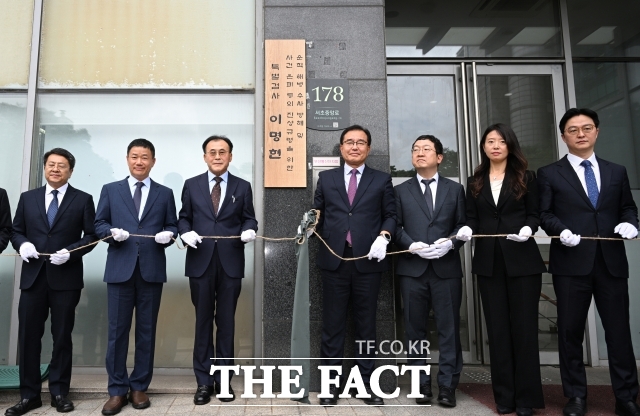 이명현 채상병 특별검사와 특검팀이 2일 오전 서울 서초구에 마련된 특검팀 사무실에서 현판식을 갖고 있다. /박헌우 기자