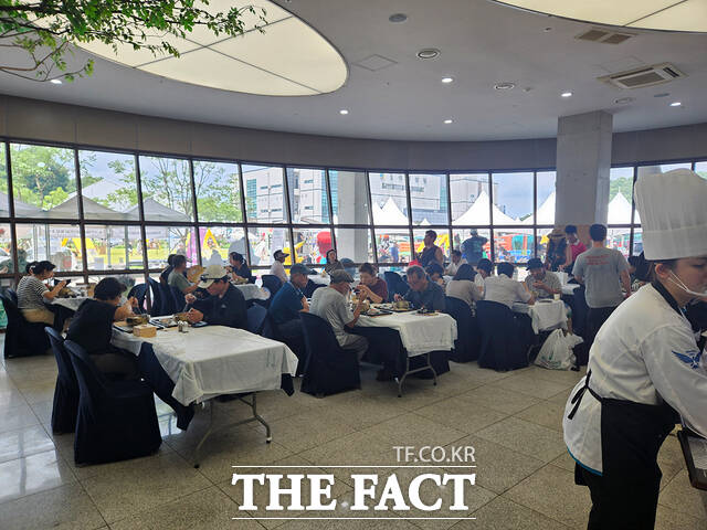 20일 금산인삼약초건강관에서 운영한 ‘K-미식벨트 금산삼계탕 팝업홍보관’ 미식존에 많은 관광객이 몰리고 있다. /충남문화관광재단