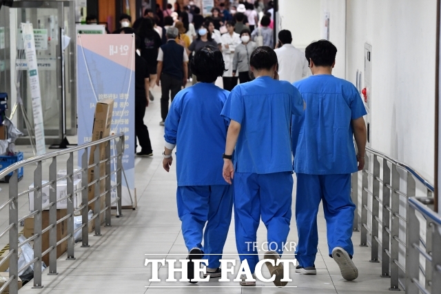 21일 전공의들이 복귀 요구 조건으로 내건 의료사고 사법 처벌 부담 완화에 환자들 우려가 높다. 기존에도 의료사고에 대한 입증 책임이 환자에게 있어 환자가 증명하는 것이 사실상 불가능한 상황에서 의료사고 시 의사에 대한 형사 처벌까지 감면하면 불공정하고 의사들 책임 의식을 약화시킨다는 지적이다. 사진은 2024년 6월 28일 서울 종로구 서울대병원에서 의료진. /사진=서예원 기자