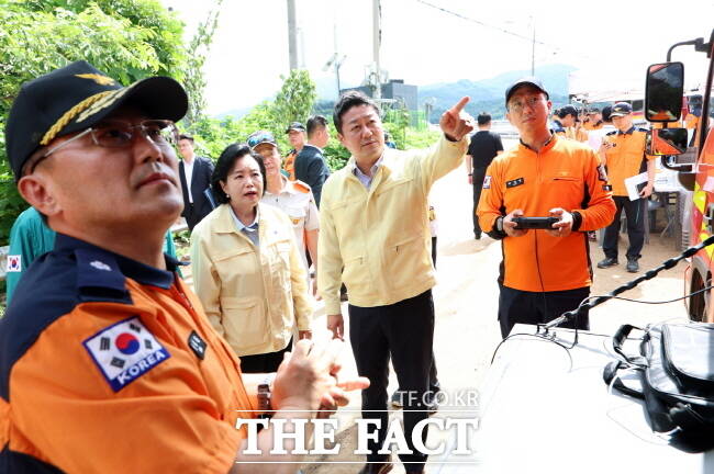 김진경(앞줄 왼쪽 세번째) 경기도의회 의장이 21일 가평군을 방문해 수해피해 상황을 점검하고 있다./경기도의회
