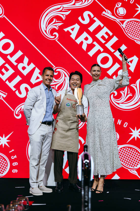 스텔라 아르투아 퍼펙트 서브 어워즈에서 우승을 차지한 한국 대표 조영준씨가 트로피를 들고 환호하고 있다. 왼쪽부터 AB 인베브 프리미엄 브랜드 글로벌 총괄 사장 리차드 오피, 글로벌 드래프트 마스터 조영준, 퍼펙트 서브 글로벌 앰버서더 마리아 샤라포바. /스텔라 아르투아