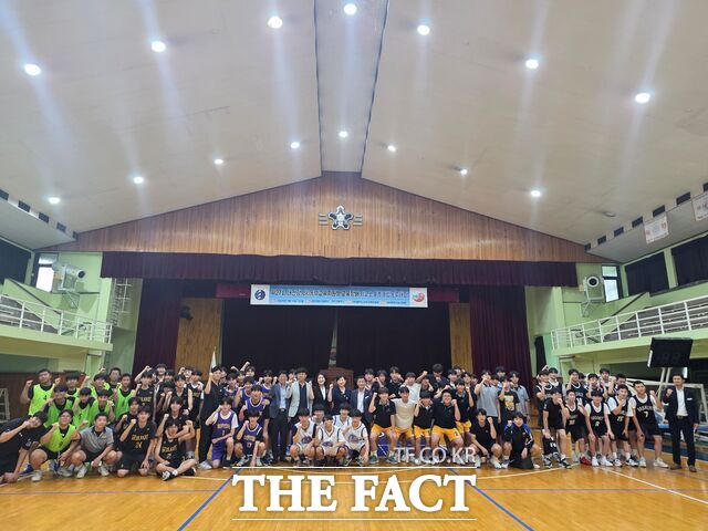 2025학년도 교육장배 학교스포츠클럽대회에 참가한 대전의 초·중학교 학생들이 기념 촬영을 하고 있다. /대전시교육청